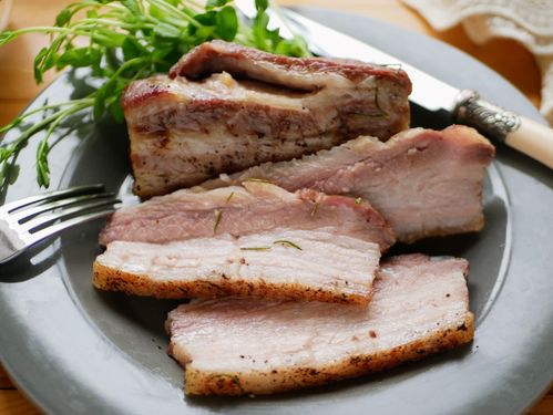 ふるさと納税手作りベーコンブロック 650g×2本セット ベーコン 肉 豚肉 ぶた肉 豚 豚バラ 豚バラ肉 バラ肉 真空包装 真空 熟成肉 燻製ベーコンブロック ベーコンエッグ 朝食 昼食 ギフト 贈答 贈答品 贈り物 有限会社東総ハム 千葉県 旭市 楽天市場ふるさと納税