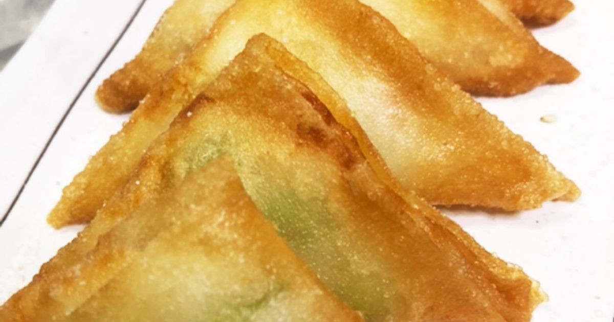 エビと大葉の春巻きえびとはんぺんのぷりぷり食感がたまらない♡ ◇動画はフルバージョン！スワイプして見てみてくださいね材料 10本分はんぺん 1枚 むきえび 250g 卵白 1 2個分 片栗粉 大さじ1 塩 少々 こしょう 少々 青ねぎ 2本分 春巻きの皮 10枚 大葉 10