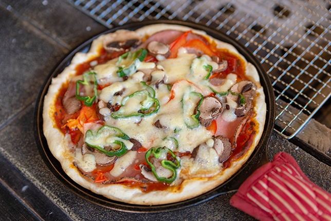 キャンプ飯 オーブン調理から燻製まで！4通りで使えるコンパクト薪ストーブが便利MADURO ONLINE マデュロオンライン