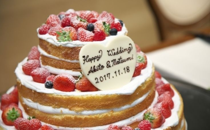 🌿🌷🌿🌷🌿🌷 ・ 春を感じる ＊´ㅂ`＊ 🍓 苺のデコレーションケーキ🎂お花畑ケーキ ・ 久しぶりのアイシングクッキー🌷 側面にペタペタ貼り付け綺麗にお花が咲きました🌼 ・ 実は、自信のないナッペを😅 これ見よがしに隠してます💦 ・ スズランとチューリップ