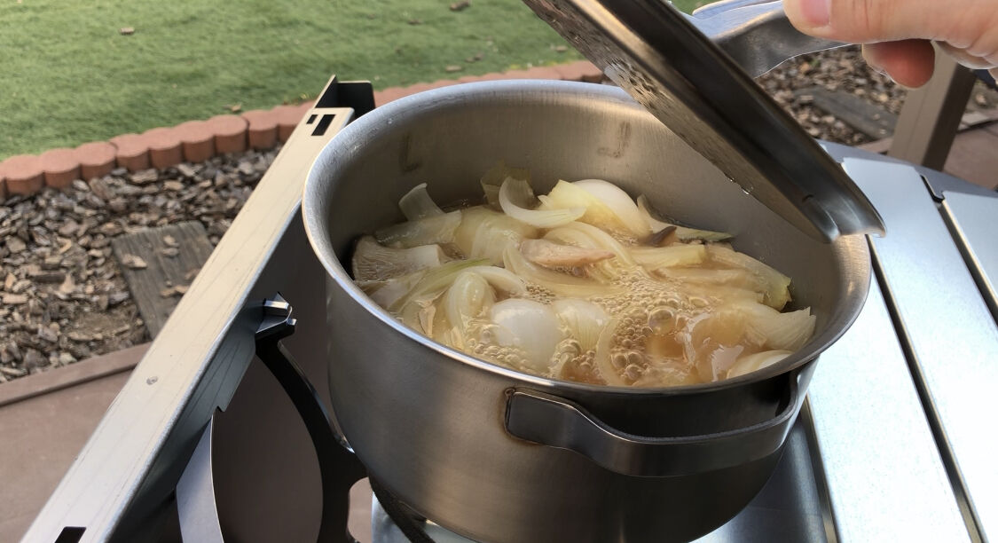 Amazonキャンプ鍋焼く 煮る 炒める 鍋も これ1つでOK◎ 日本製 耐熱皿 自宅でも 外でも みんなで囲める ソロキャンパー にもテーブルにドーンと置けばアツアツのまま食べられる◎ 万能ギア IWANO 超耐熱性最強すぎる対応力直火 炭火 オーブン レンジ 食洗