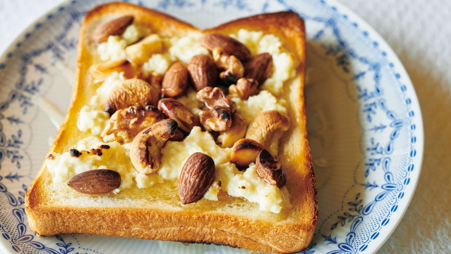 バナナとナッツのハニーシナモントーストの朝ごはん