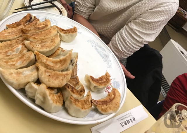 神楽坂飯店」のジャンボ餃子を食べる。 : 女性ゲームプロデューサーの“旨い”を探す大冒険「メシクエLV34」