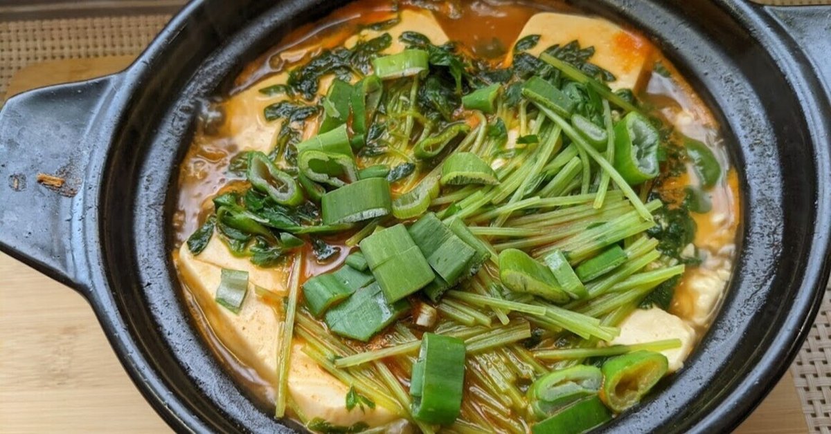 スンドゥブチゲ 今回のスンドゥブ、我が家ではコチュジャンを入れるのですが、 入れないレシピがほとんどかもしれません。それよりも大切なことは、多めの油で玉ねぎと唐辛子をよく炒めること。 これが美味しいスンドゥブの1番のポイントだと思います。 長ネギはあれば