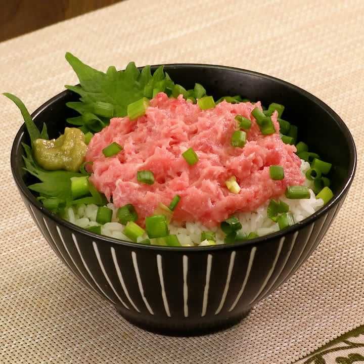 ネギトロ もう市販品に戻れない！サクから作るふわふわネギトロ丼！ —————— ▷材料 マグロ赤身：200g ＜調味料＞ マヨネーズ：小さじ2塩：2つまみ ごま油：小さじ1 2 おろしにんにく：お好みで ねぎ小口切り：適量 醤油：大さじ1 煮切りみりん：大さじ1 わさび：適量