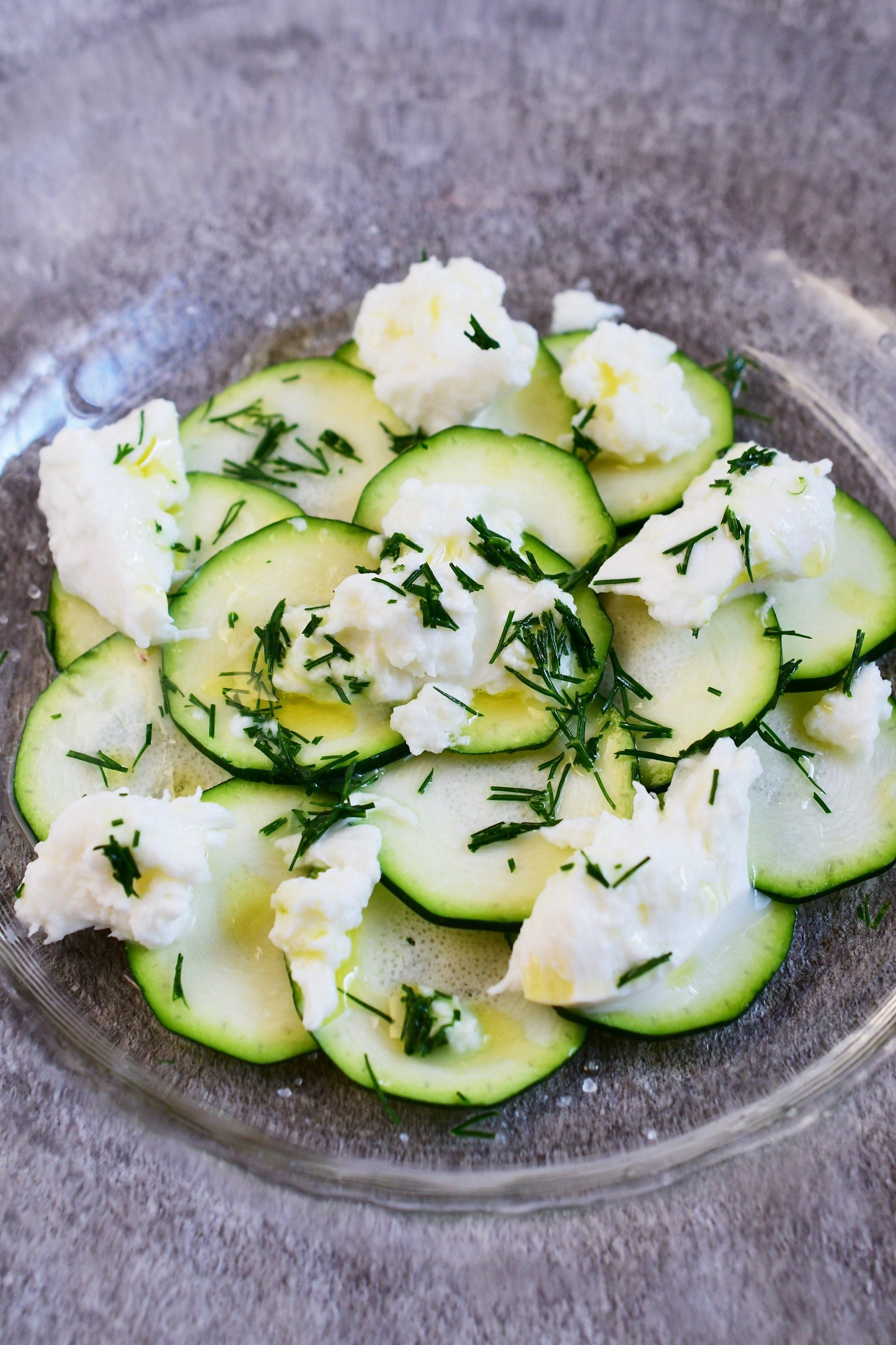 妻のためにさっぱりしたズッキーニのカルパッチョを作った ,海外に住んでいたころに妻がよく作ってくれたので、今回は僕が妻のために作って、色々な楽しい思い出をしながら全部食べた, 材料, - ズッキーニ, -オリーブオイル, - パルメザンチーズ, - 塩・コショウ, - レモンジュース, Ingredients , - Zucchini , -Olive oil , - Parmesan