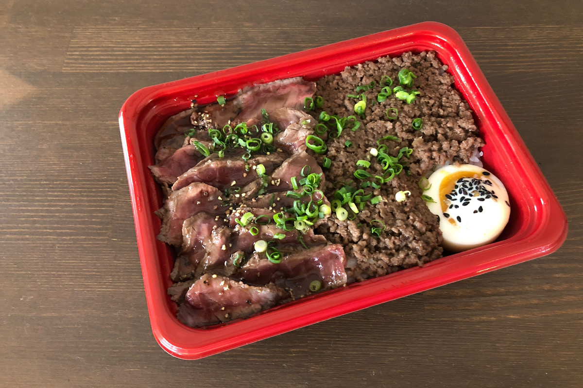 北海道産牛肉のステーキと牛そぼろが半分ずつの贅沢弁当「ステーキ くに美」ぶらりマップ