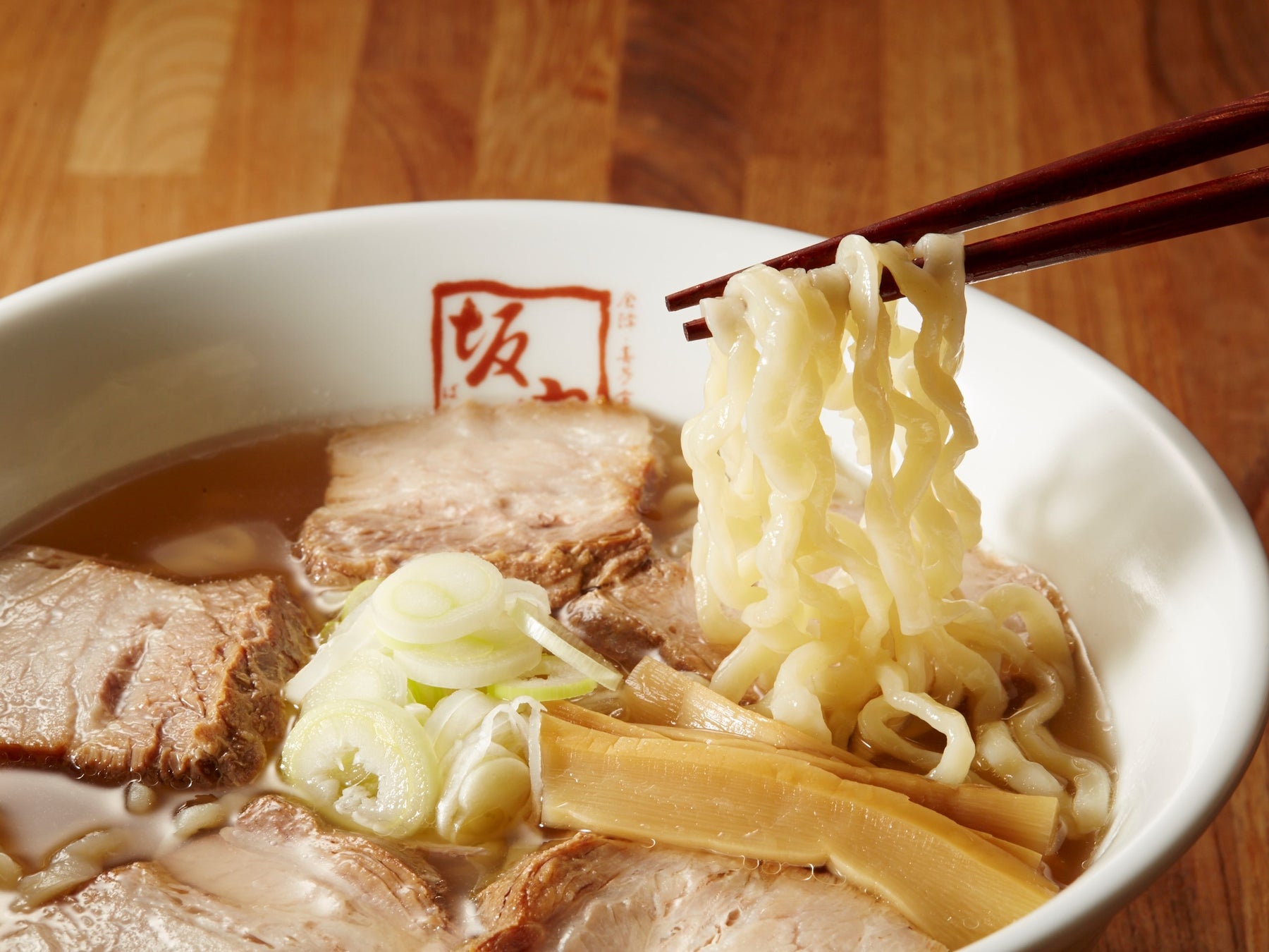 ローソンの『坂内食堂監修 喜多方ラーメン 530円 』を電子レンジで食べてみた。備忘ログ沖縄