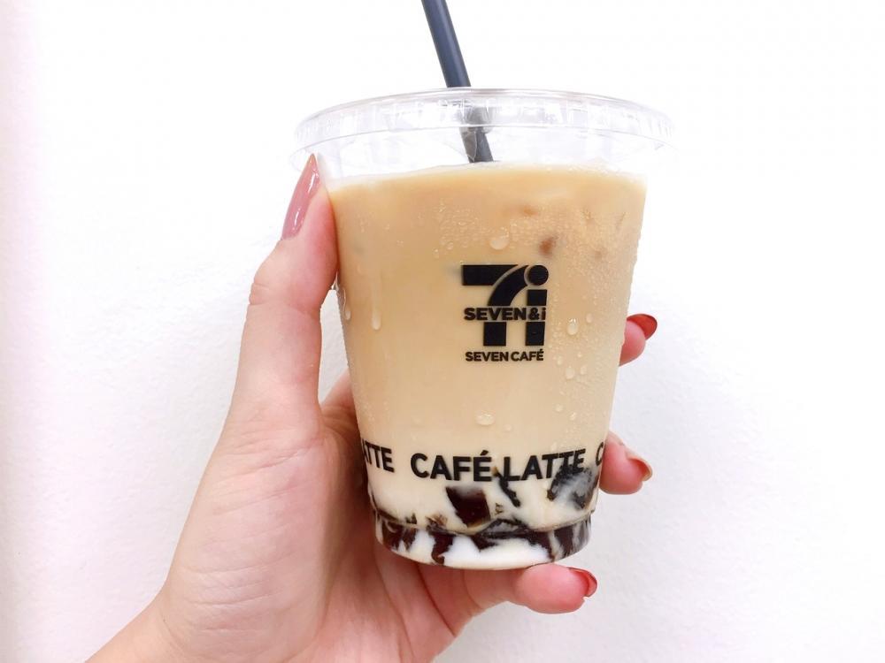 うますぎてぶっ飛ぶ」「いくらでも食べられる」セブンの「モチモチ和菓子」濃厚な黒蜜のコクがたまらなくおいしい！≪実食レビュー≫