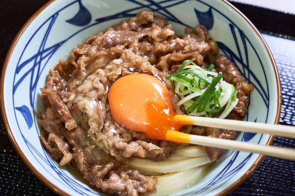丸亀製麺で人気の「焼きたて肉うどん」のアタマ部分をご飯にのせたら超豪華な「牛丼」ができた – ページ 2 – 食楽web