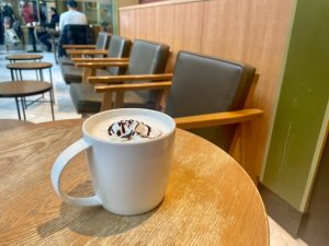 スタバ ホワイトホットチョコレートにココアパウダーをちょい足し。メニュー表に載っていないビバレッジ 南森エレナ- エキスパート -Yahoo!ニュース