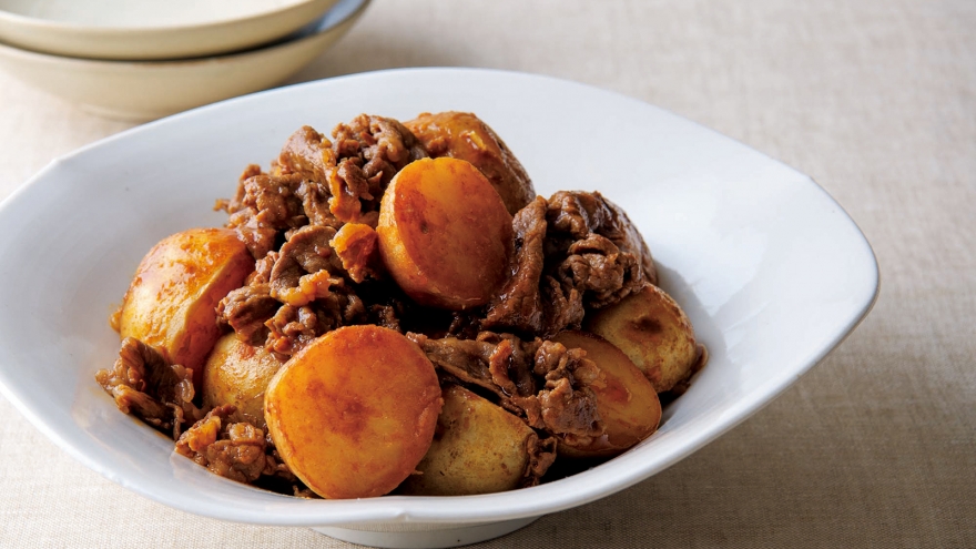 鶏とじゃが芋の煮っころがし弁当奥薗壽子のなべかまぺえじ