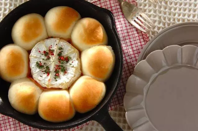 食パンに塗って焼くだけ！サクサク食感で甘～い「メロンパントースト」の作り方おうちごはん