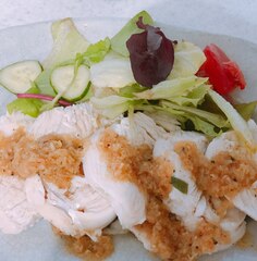 豚肉の明太ロール」を食べたいと思ったら『🐷』とコメントしてください😊 甘じょっぱいタレが香ばしく箸が止まらない！ご飯のおかずにもお酒のおつまみにもぴったりの一品です♪ 旬のアスパラと明太子の相性抜群！彩りも華やかで食欲をそそります🥰 かねふくの明太子は粒