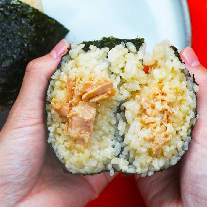 詳しいレシピはこちらに↓ ⁡ ⁡@ig.o.styk⁡ ⁡ \ フォロワーさんからのリクエスト⁡ あの！コンビニの 和風 ツナマヨおにぎりの再現レシピ🍙 ⁡ どこのコンビニかわかる人🙋🏻‍♀️ ?⁡ 和風醤油ダレのごはんにたっぷりのツナマヨ夫も子ども達も「これ明日の