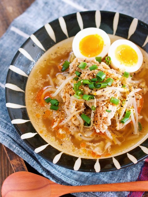 スープなのに主役級 ♡体に染みる、満たされスープ🍲味噌×豆乳×ごまの美味しい組み合わせで やさしいのにコク深い♡冷蔵庫にある食材でパパッと作れて、 お腹も心も満たされる簡単スープです☺️ 仕上げにラー油をプラスしても◎ ピリ辛で食欲そそる味わいです