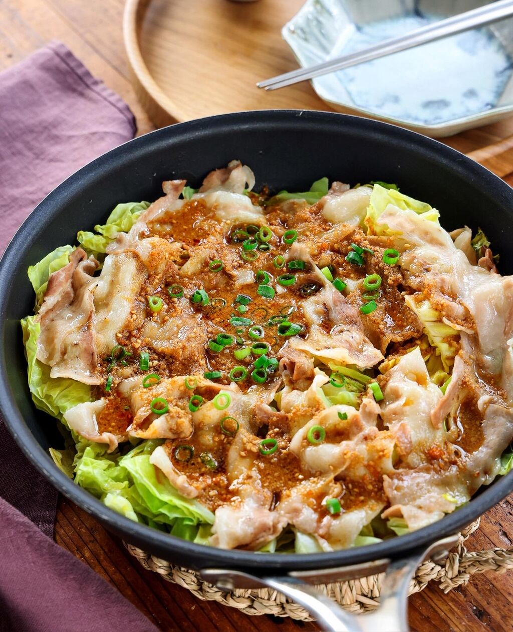 ポン酢だれがおいしい！ 豚バラキャベツのフライパン蒸し