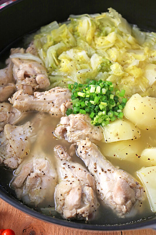 FitDishメニュー紹介 vol.29 素材の旨み溢れる 「鶏手羽元のポトフ」 鶏手羽元と鶏団子を使い、ゴロッとした野菜とコンソメでじっくり煮込みました。 ほっとするやさしい味わいで冷えた身体を温める、 寒い季節におすすめのメニューです⛄ 「鶏手羽元の ポトフ」が届いた