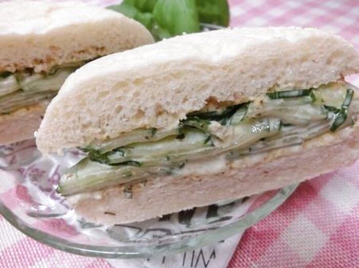 夏でも食欲が湧く「きゅうりのフルーツサンド」 自家製クリームチーズで 『パンのトリセツ』編集員 池田浩明山本ゆりこ