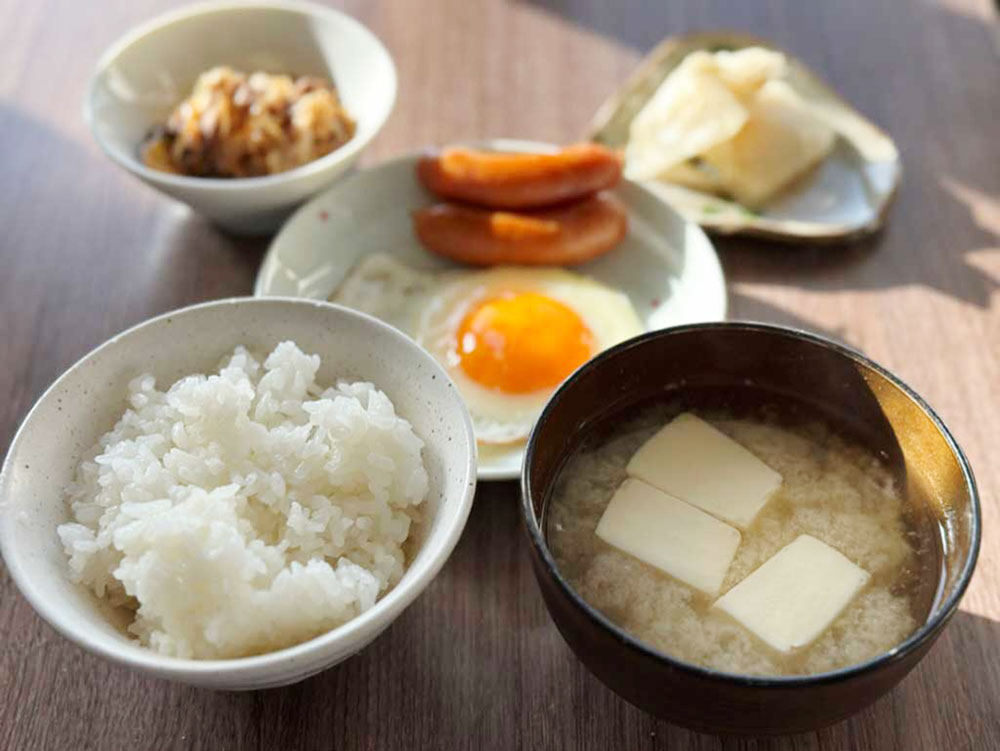日本の朝ごはん」の19万点のロイヤリティフリー画像、写真素材、絵Shutterstock