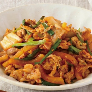 やる気ゼロにはこれ！, ピリッとキムチにウインナーの旨み、ごま油の香りがたまらない！, フライパンひとつで作れる、超絶品ゆる飯！,超絶品ワンパンキムチ雑炊 ,材料 , キムチ 50g, ご飯 200g, ウインナー 2本, 卵 1個, ごま油 小さじ1, 水 200cc,だしの素 小さじ1, 鶏ガラスープの素 小さじ1, お好みでネギ,作り方 ,