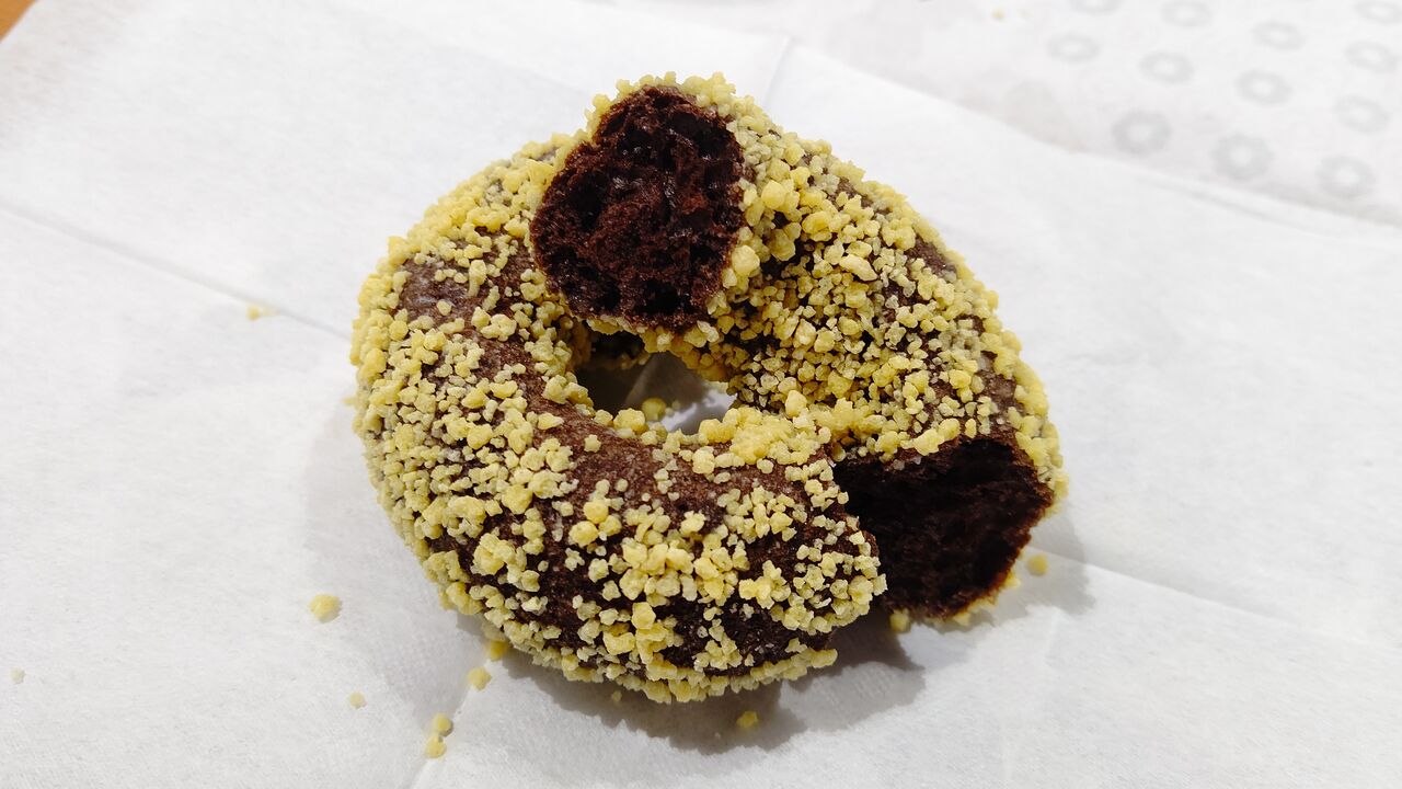 ミスドで、これが一番美味しいという方々がいたので、 初めて食べるゴールデンチョコレート。 確かに美味しい😋 ちなみに、粒々は、砂糖、小麦粉、卵黄などを練りあわせて粒状にし、乾燥させたもの。 らしい。笑 どうでもいいけど、 ChatGPT に聞いてみた。 黄色い