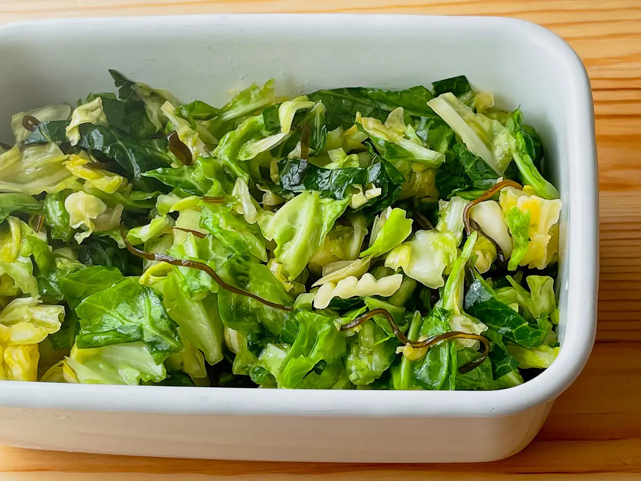 レシピ↓ □材料 2-3ミリ幅の千切りキャベツ 1 4玉 鶏ガラ 小さじ1 2 ニンニクおろし 小さじ1 2 ごま油 大さじ1 2 カット塩昆布小さじ１ 桜エビ 大さじ２ ごま 適量 □作り方 １．キャベツを熱湯に1分浸したらよく絞って水分を出します ２．器にキャベツを移し、鶏ガラ