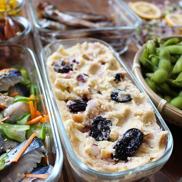 夜ご飯 📝 献立 ＊スペアリブマーマレード煮込み ＊玉ねぎわかめのお味噌汁 ＊ポテトサラダ ＊春雨サラダ ＊オレンジ🍊 作り置きのスペアリブ 煮込みと常備菜で簡単ご飯😋 ◯スペアリブマーマレード煮込み 材料4人分豚スペアリブ 600〜700g 生姜 適量 長葱の青い部分 1本