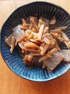こってり甘辛な厚揚げこんにゃくごぼうの煮物レシピ