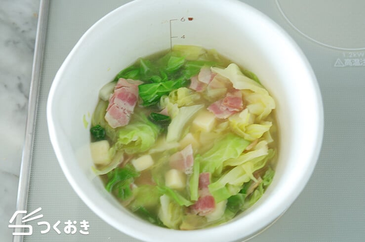 千切りキャベツとベーコンのコンソメスープ