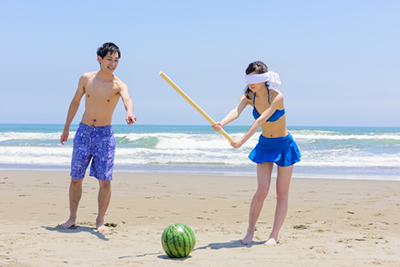 スイカ割りの棒を新聞紙で！作り方、スイカをキレイに割るには？お金をかけずに楽しく遊ぼう