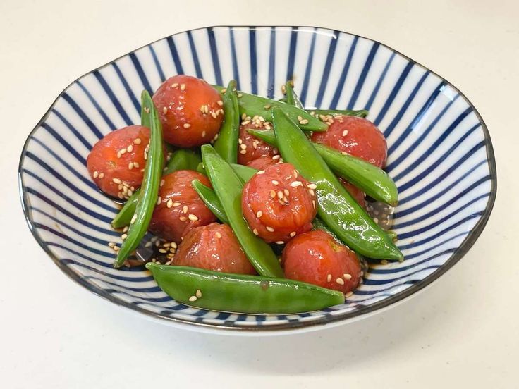 食遺産レポートおかずにピッタリ「スナップエンドウと豚肉のトマト炒め」もいただきました🥢 具材を塩コショウでサッと炒めるだけ🍳ご飯に合うように鶏ガラスープとオイスターソースで中華風に仕上げています✨石田靖大久保嘉人奈良大和郡山市治道トマト