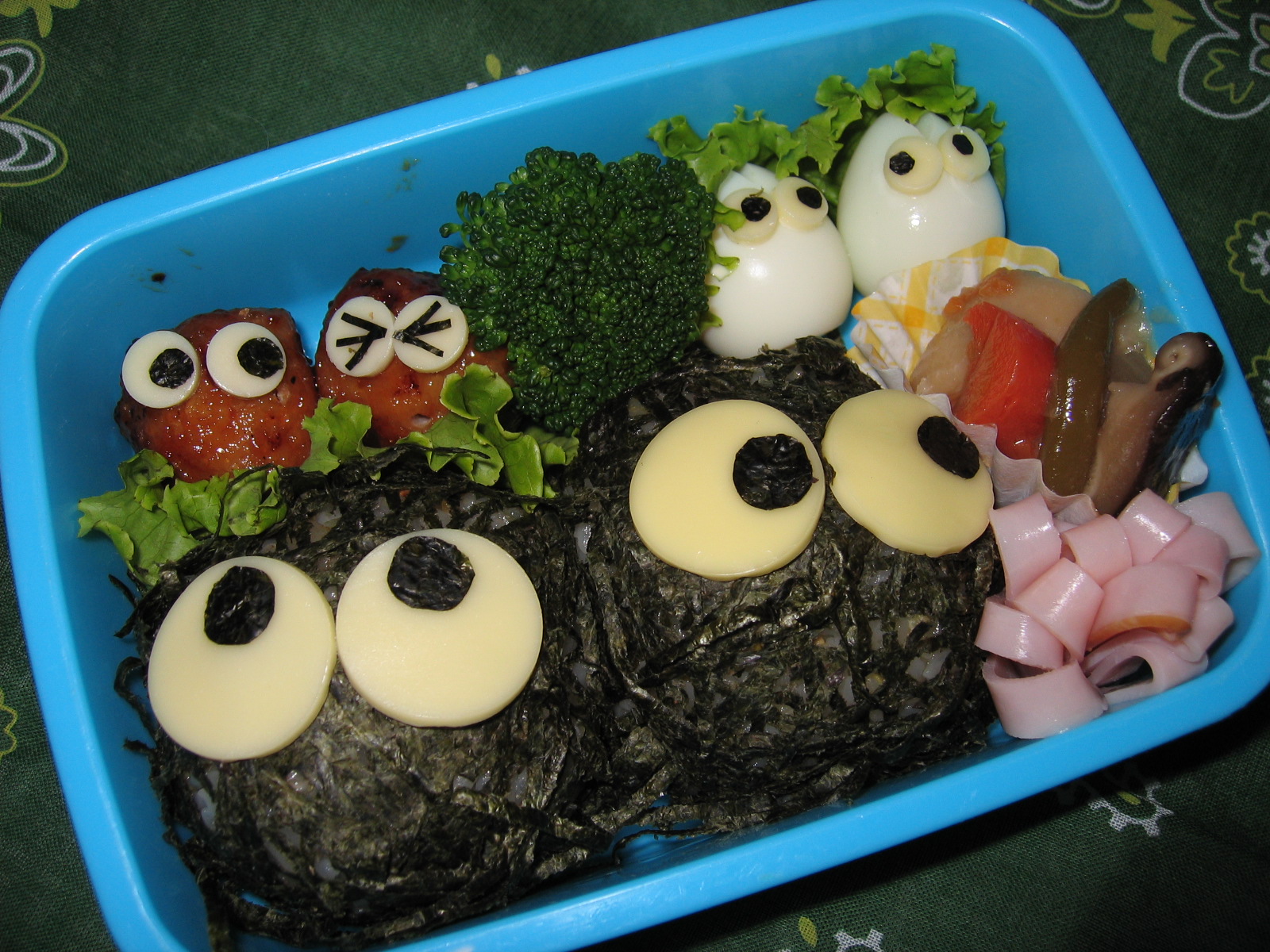 トトロ＆小トトロ＆まっくろくろすけのおにぎり弁当 レシピ・作り方