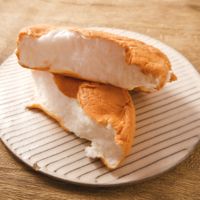 第17位『雲パン』 ①オーブンレンジを150℃の余熱にセットして温めておく②ボウルに卵白2つ分、砂糖30gを入れハンドミキサーで白くホイップ状になるまで泡立てる③片栗粉10g、レモン汁小さじ1を加え、更につのが立つくらいまで泡立てる ④プレートの上にクッキングシート