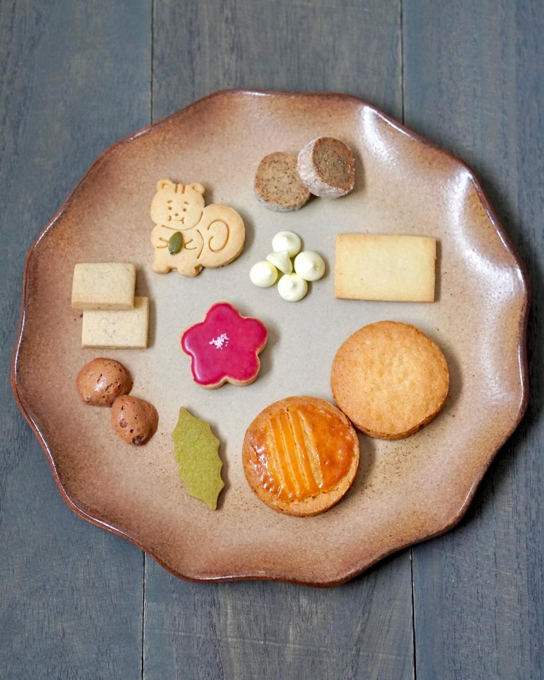 楽天市場 公式 泉屋 東京店 盲導犬アート缶 感謝祭9種 19個クッキー 缶 缶入り ギフト 国産 焼き菓子 贈り物 詰め合わせ お菓子可愛い おしゃれ 取り寄せ 人気 有名 洋菓子 手土産 お礼 個包装 お歳暮 ハロウィン : 泉屋東京店 楽天市場店