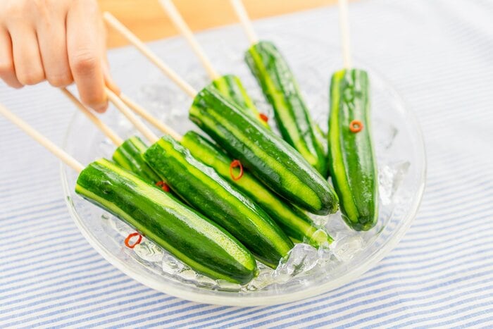 ピーラーできゅうりの皮をむく女性の写真素材26451326- PIXTA