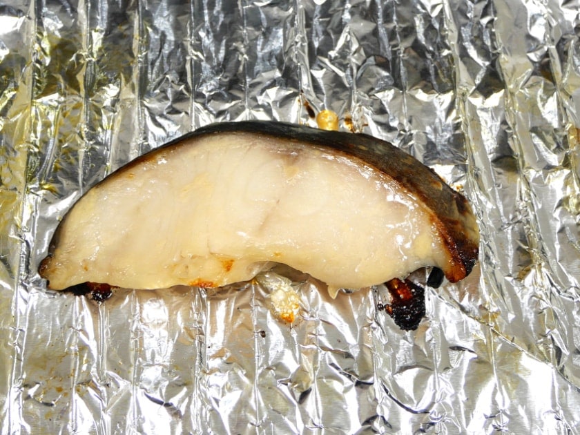 魚を焼くと網にこびり付く『あの調味料』を先に塗っておくと？ 「ウソみたい」「洗うの楽すぎ」 – grapeグレイプ