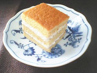 今回のわんこ用ケーキはちょっと簡単に🐶❣️ さつまいもを蒸してマッシャーで潰してケーキの形に成型したら、水切りしたヨーグルトと苺で飾り付けするだけ！手作りがやっぱり安心です😌 美味しそうにモリモリ食べてくれて、翌日の💩もモリモリw犬のいる生活犬のいる