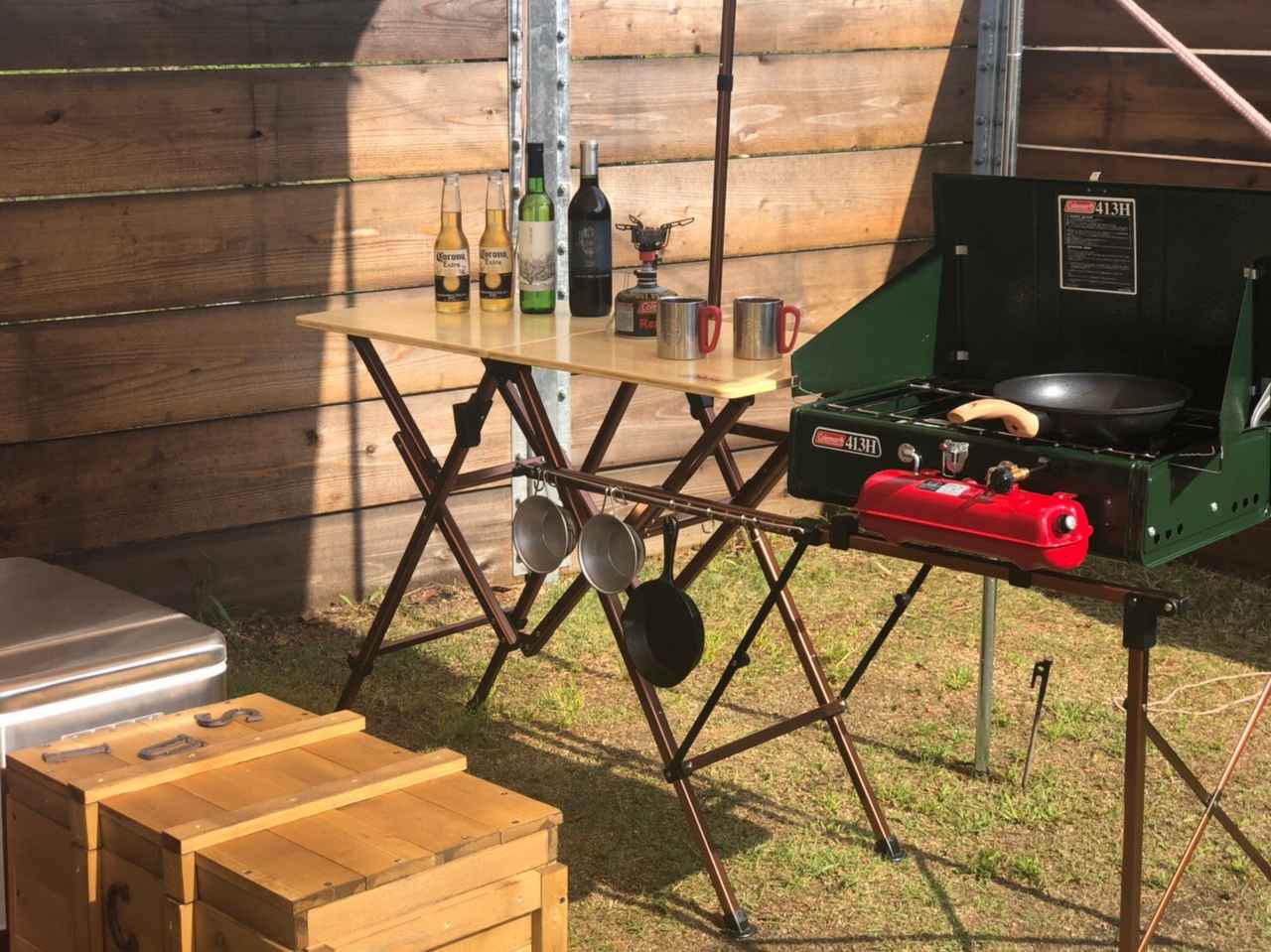 DODテキーラキッチンレッグ 洗い物カゴ2バーナー仕様 テキーラキッチンレッグに角棒 直径2cmぐらい を渡すと、無印のステンレスのカゴが気持ちよくハマります😆👍そのまま外して洗い物に持っていき、洗い終わった食器類をかわかすのにも使えます👌 角棒は、若干サイズ