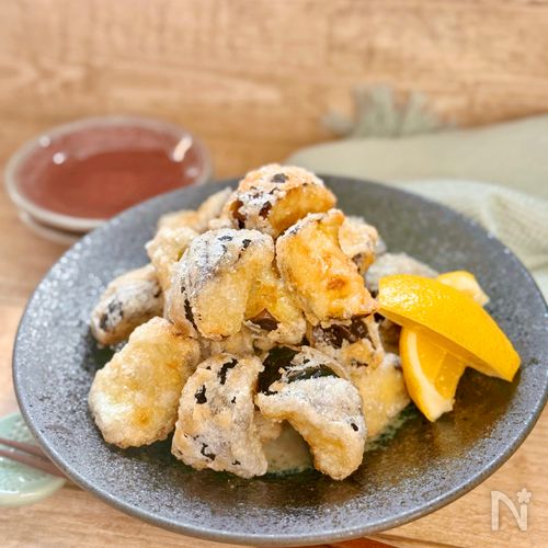 ←他の投稿をみてみる🍳 外カリ、中とろとろ♡ 茄子の唐揚げ🍆✨ 材料も、工程もシンプル！ 個人的には鶏の唐揚げを こえるくらい好きです🥺材料・長ナス 1本 ・白だし 大さじ2 ・にんにくチューブ 2㎝ ・薄力粉 50g ・片栗粉 50g ・油 適量 ・レモン お好みで 長