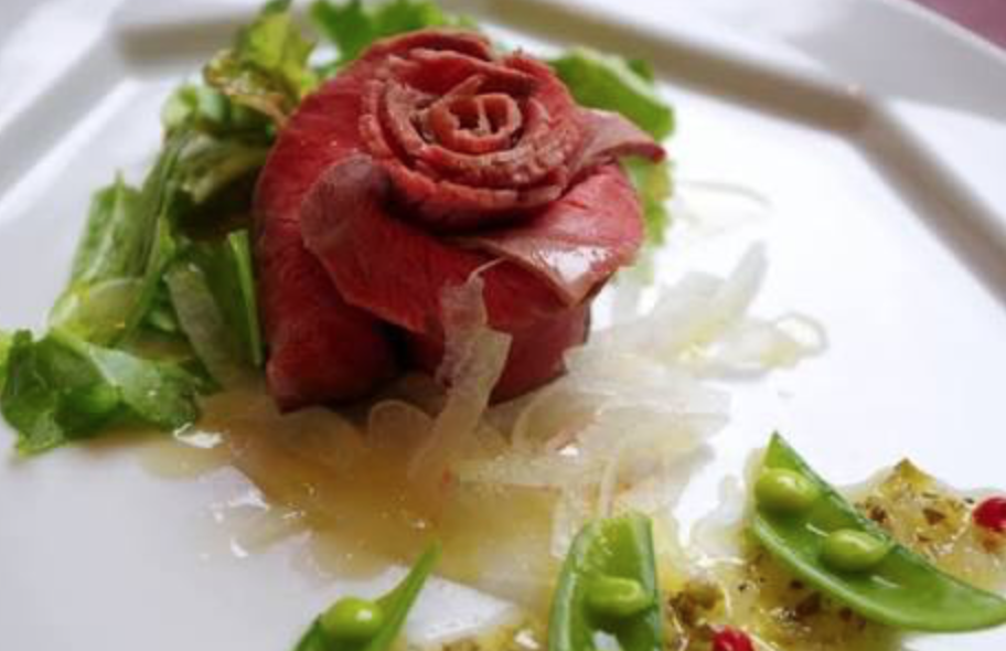 誰でもできるローストビーフの盛り付け方🥩 ①家庭にあるお皿の中央にソース皿を置きます ②お好みの野菜をソース皿の周りに盛り付けますちょっと多いかも！ぐらい盛るのがポイント ③ローストビーフを2.3枚持ち、皿の外側から野菜を覆うように盛り付ける 焼き目の向きが