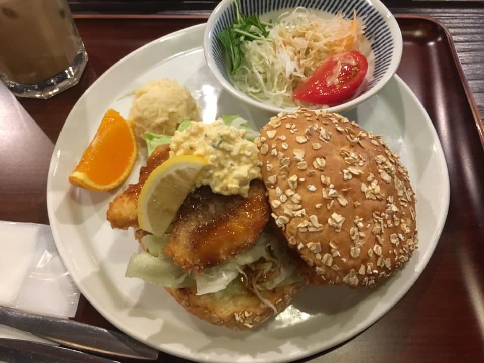 GAKUYA BURGER 飛松正輝TBSラヴィット！全国生放送でハンバーガー焼いてきました🍔 盛山くん紹介してくれてありがとうございました！リハの時「バーガー愛を伝えて下さいね」って言ってくれたからリラックスして収録にのぞめました、感謝🤲 しばらくはTVerでも観れる