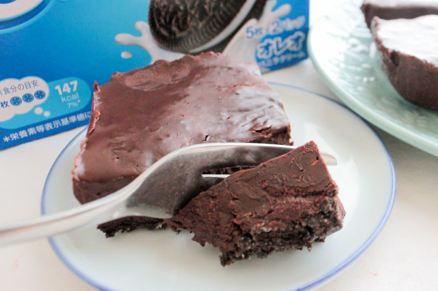 牛乳パックで作れる！ 生チョコオレオタルト作り方！材料3つ！簡単冷やすだけ！レシピ材料 □生チョコオレオケーキ オレオ2箱牛乳30ml チョコレート200g 牛乳100ml 材料などはYouTubeに載せています！ そちらでご覧ください😊 コメントはすべて見てい