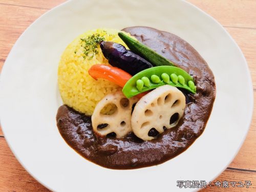 𓊆2種のスパイスカレーランチ🍛𓊇 ⁡ ⁡ 2種のスパイスカレーとライスを作って カフェっぽく盛り付けしてみたよ🪑𓂃𓎩 𓌈 ⁡器大好きマンなのでカレー用に買ったこの食器を 使うのずっと楽しみにしてた🥲🫶🏻念願 ⁡ おうちにあった市販のナンと手作り喫茶プリンも 添えて