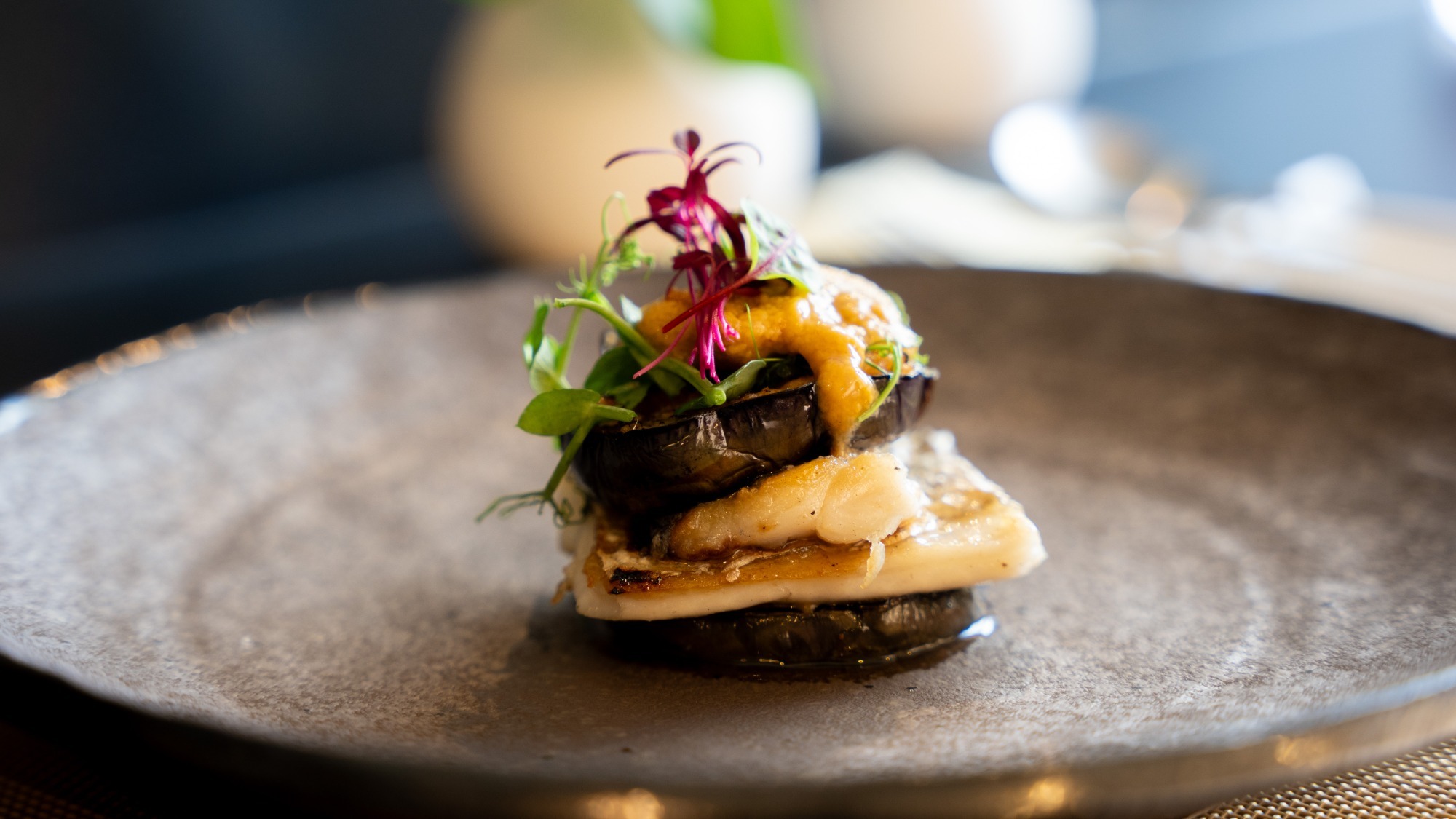 閉店 今しか出合えない旬の食材を炭火で香ばしくジューシーに。イタリアンと和のフュージョンが楽しい ポンテ カルボ 渋谷 │ ヒトサラマガジン