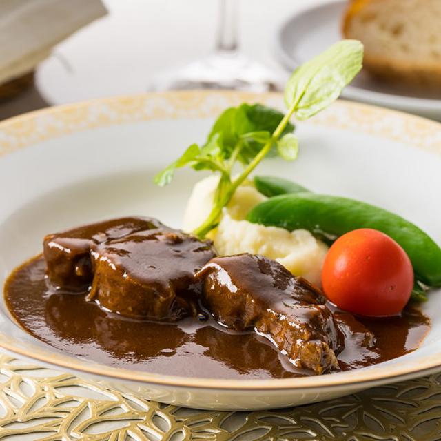 牛すね肉の赤ワイン煮 肉のうま味、ワインとフォンドボーのコク、トマトの酸味が一皿に