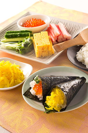 くずれにくい手巻寿司の巻き方に「明らかに食べやすい」。海苔の切り方にひと工夫！ - macaroni
