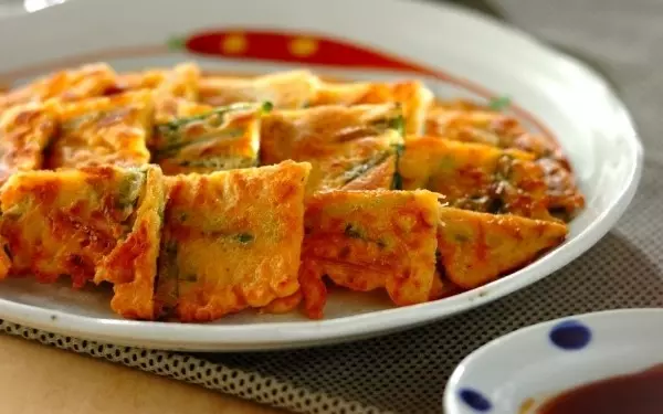 焼くだけ！ねぎちくわのカリカリチーズチヂミ