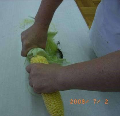 とうもろこしの皮むき 写真素材4502349- フォトライブラリ