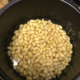 電気圧力鍋で、ひよこ豆の水煮を作って サラダ、炒めもの、スープにアレンジ。 乾燥ひよこ豆を水で戻して圧力調理すると、 ホクホクでおいしくて自分で作ればコスパも良好。 使い切れない分は冷凍保存もできるので、 気軽に圧力調理しちゃいましょう